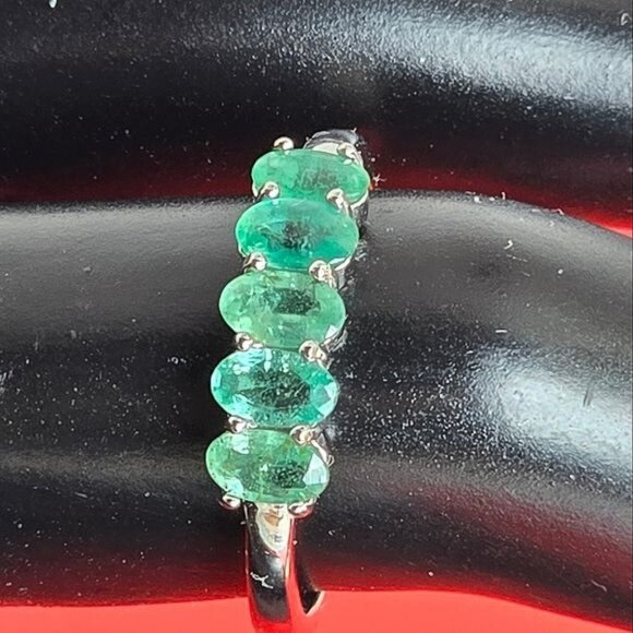 Sterling Silver Ring with Emerald Green Stones - Picture 5 of 11